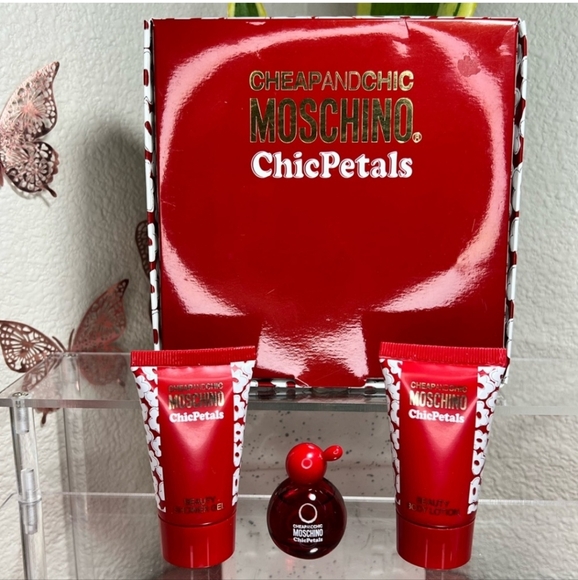 Moschino Chic Petals fragrance set 3pcs. - Picture 4 of 5